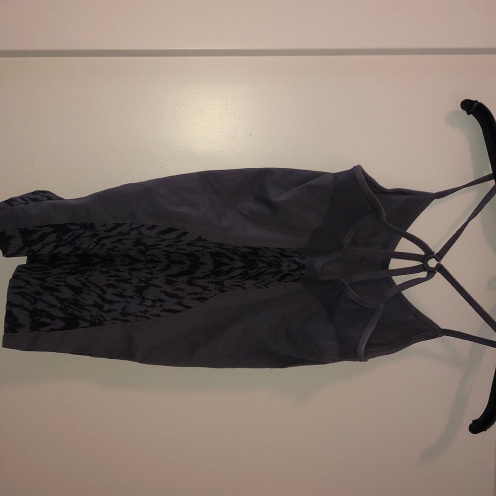 Workout top - Picture 2 of 2
